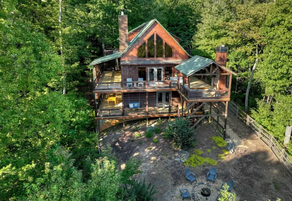Modern rustic mountain chalet with elevated decks and forest views where to stay in Blue Ridge GA