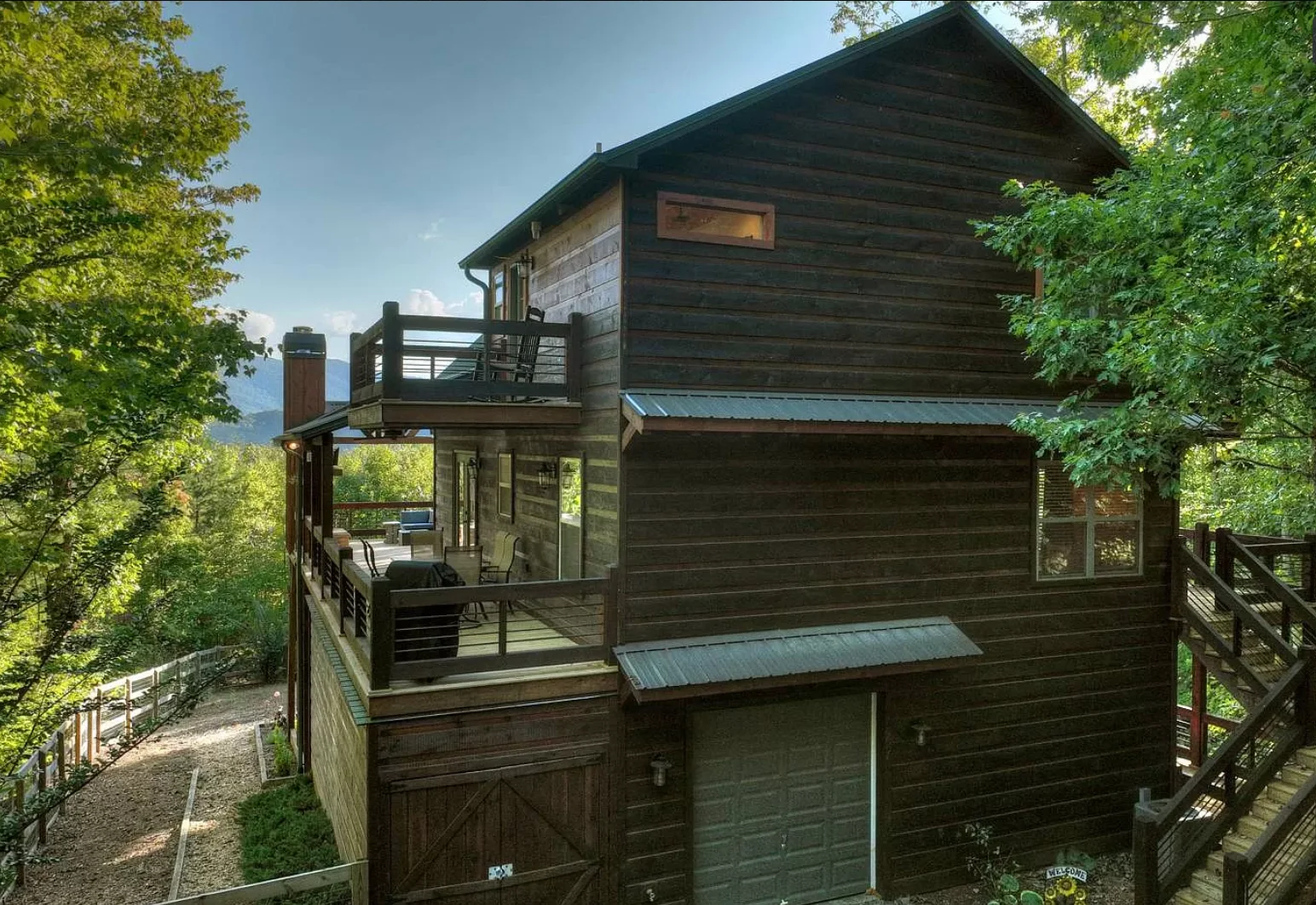 Mountain chalet with decks and ridge views near Blue Ridge golf courses in Georgia